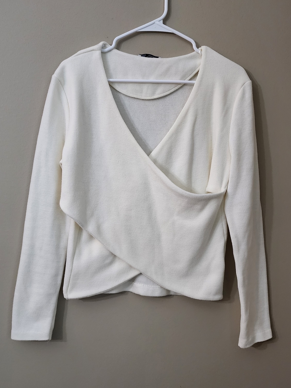 Zara Off-White Knit Top Women Size M Crossbody v-neck, long sleeve. - Picture 2 of 5